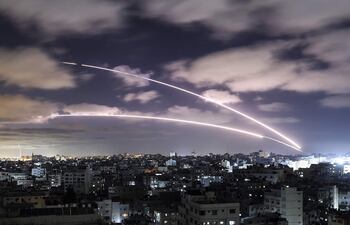 La facción extremista palestina Hamás lanza cohetes hacia territorio israelí. (MAHMUD HAMS/AFP)