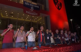 Juan José Zapag (cuarto de izq. a der.) durante el evento de asunción al cargo de presidente de Cerro Porteño por los próximos cuatro años.