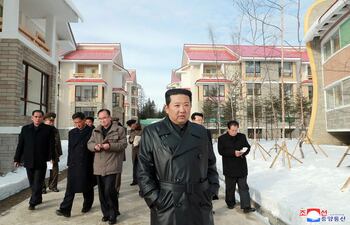 Kim Jong-un reaparece en público por primera vez en más de un mes