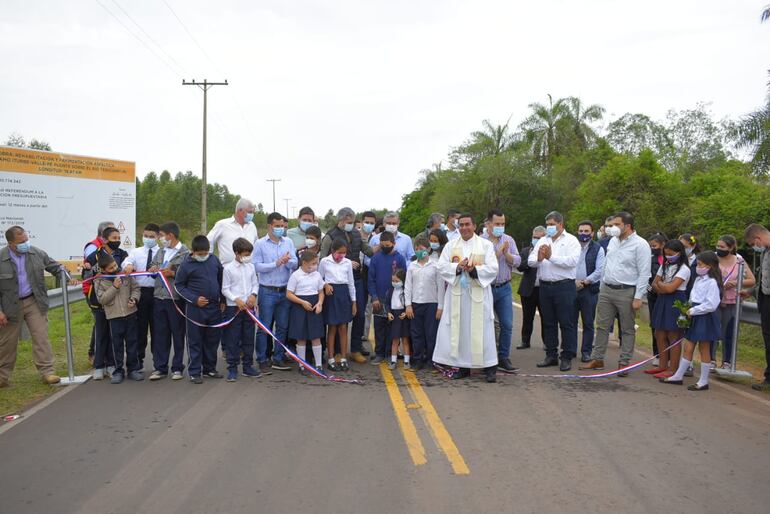 Se habilitaron tramos asfaltados durante la gira presidencial por Guairá.