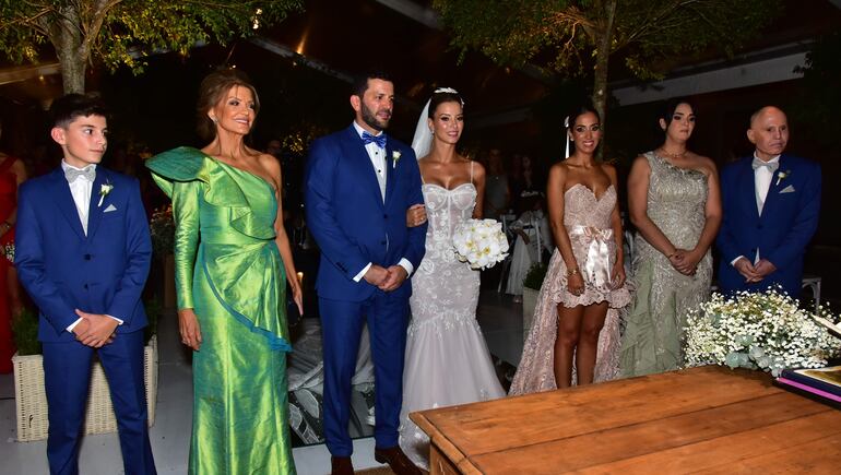 Los contrayentes con sus padrinos.