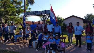 Padres de familia exigen docentes para sus hijos en Caraguatay