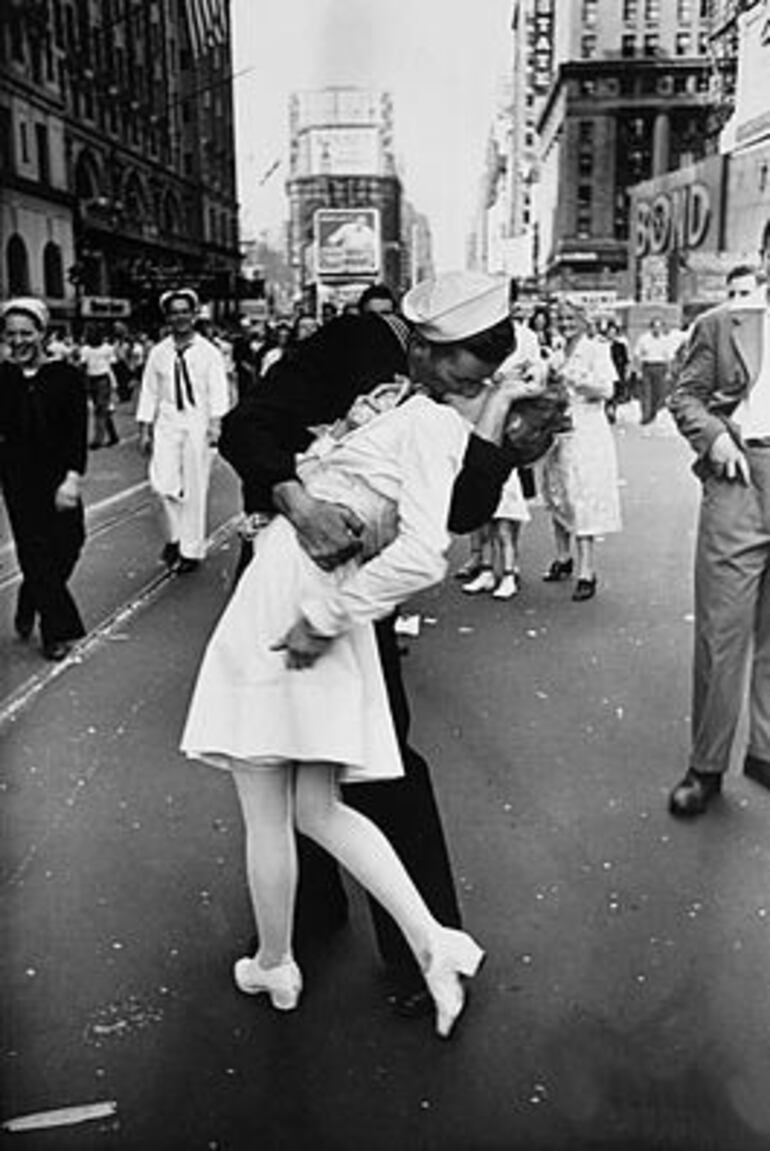 Sailor kissing the nurse (Marinero besando a la enfermera), del fotógrafo es Alfred Eisenstaedt