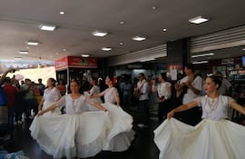 Las presentaciones artísticas fueron en un shopping municipal, a pocos metros del Puente de la Amistad.