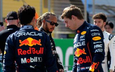 Lewis Hamilton (c), junto a Max Verstappen (d)) en el circuito International de Sakhir antes de los test de pretemporada.