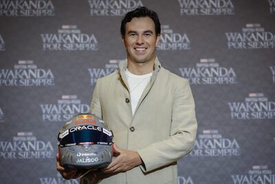 El piloto mexicano de Fórmula Uno, Sergio "Checo" Pérez, muestra su casco que utilizará en el Gran Premio de Brasil, hoy en la ciudad de Zapopan, estado de Jalisco (México). El piloto mexicano de Fórmula 1, Sergio "Checo" Pérez, presentó este lunes el casco con el que correrá el Gran Premio de Brasil y en el que llevará la imagen de Pantera Negra, el superhéroe de la película "Wakanda por siempre".