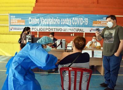 Recién ahora la gente acude masivamente a los vacunatorios.