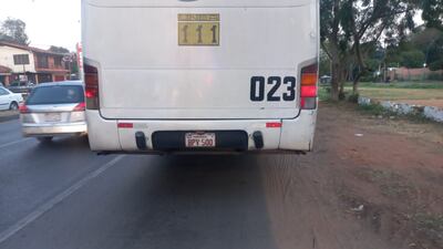 Al bajarse del colectivo, una pasajera fue atropellada por un militar que conducía una motocicleta, en Luque. El motociclista falleció en el accidente.