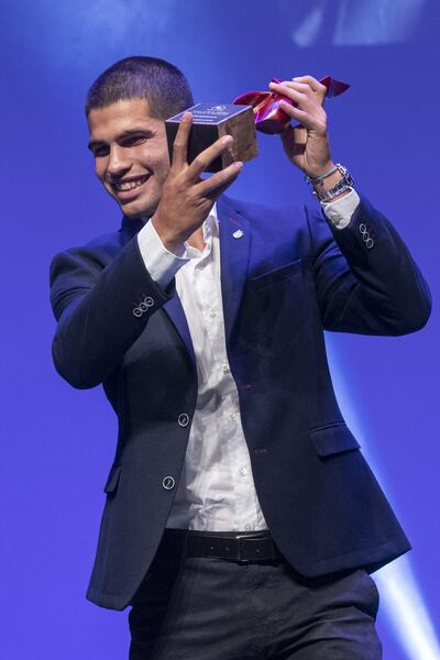 El tenista Carlos Alcaraz tras recibir uno de los premios entregados en la XL Gala del Deporte de la Región de Murcia, que se celebra este martes en el Auditorio del Batel de Cartagena.