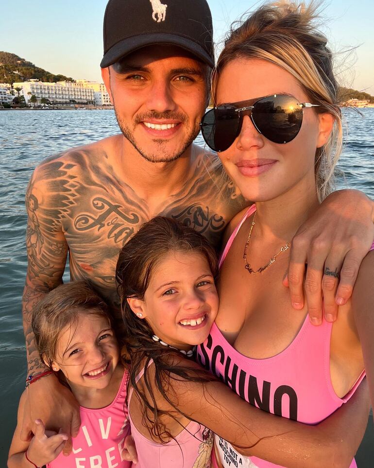 Mauro Icardi y Wanda Nara disfrutando de unos días de relax con sus pequeñas Isabella y Francesca, a orillas del Mediterráneo. (Instagram/Mauro Icardi)