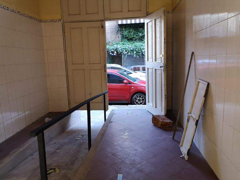 El acceso principal cuenta con una rampa para el ingreso de personas con discapacidad, y la puerta tiene una pequeña abertura abajo que rompieron para ingresar.