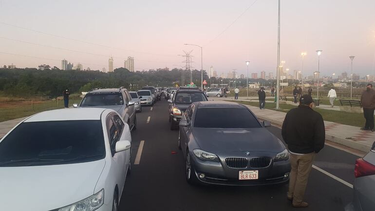 Multitud de ciudadanos amaneció hoy en espera de la vacuna, en la Costanera de Asunción.