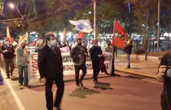 Manifestación de organizaciones sociales y gremios diversos en el centro de Asunción.