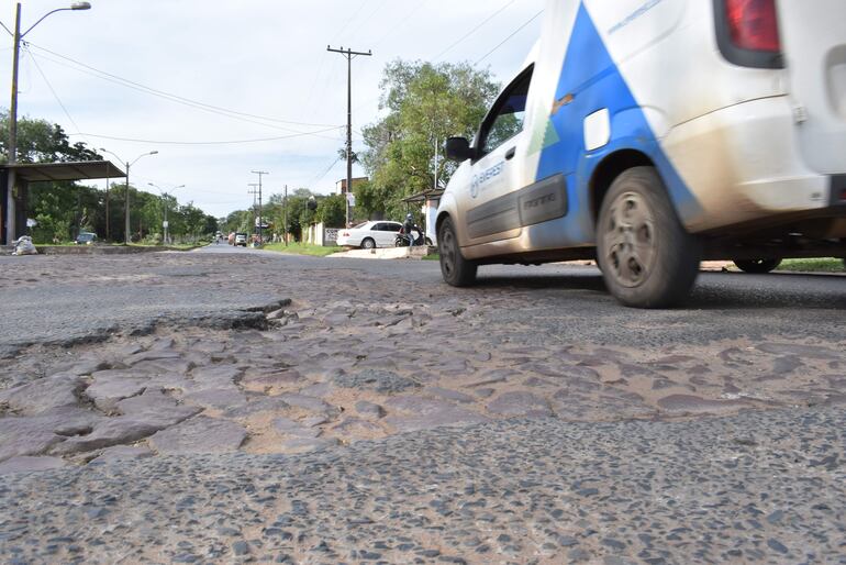 La avenida Pai Américo Ferreira y Cándida Achucarro minada de baches