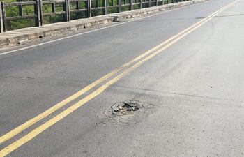 La ruta Villeta Km 40-Alberdi se inició en julio del 2015 y hasta ahora no finaliza. Los tramos completados están llenos de baches y hundimientos, pese a los sobrecostos.