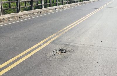 La ruta Villeta Km 40-Alberdi se inició en julio del 2015 y hasta ahora no finaliza. Los tramos completados están llenos de baches y hundimientos, pese a los sobrecostos.