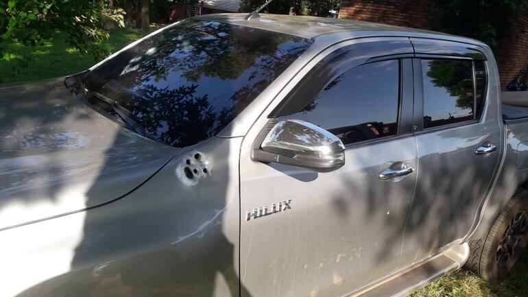 Varios rastros de disparos se evidencian en el vehículo de la víctima, quien recibió un impacto en el muslo.