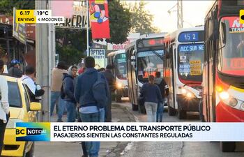 Usuarios del transporte público siguen sufriendo largas esperas