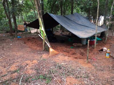 Uno de los campamentos improvisados montado por los supuestos sintierras frente a  la propiedad de la empresa Italo SA.