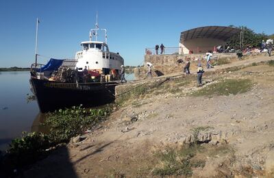 El barco Aquidabán llegando al puerto de Fuerte Olimpo días atrás. La embarcación tiene como destino final   Bahía Negra.