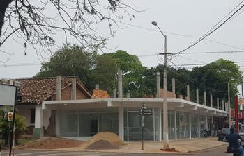 La vitrina de estilo moderno contrasta con la Casa de los Indios, de origen jesuítico.