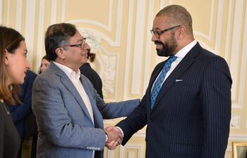 El mandatario colombiano, Gustavo Petro (i), mientras saluda al ministro británico de Asuntos Exteriores, James Cleverly (d).