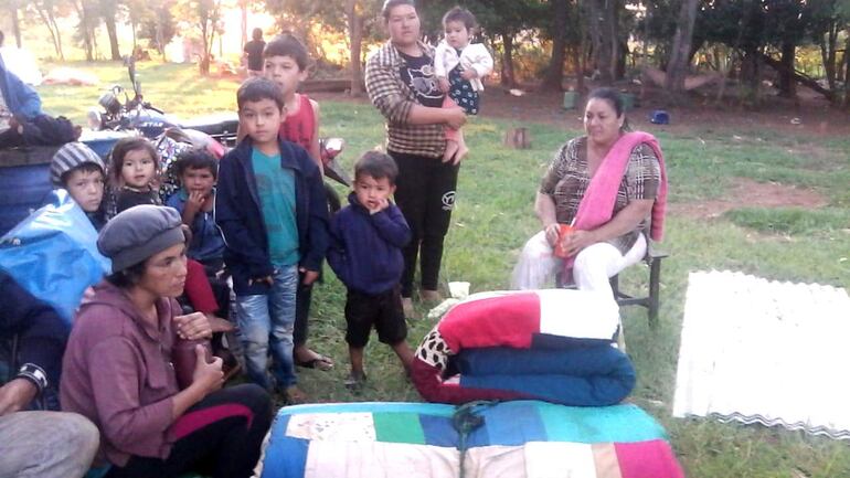 Las familias están acampadas al costado de un camino vecinal.