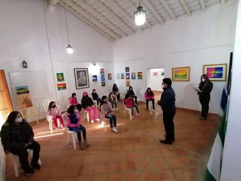 Niños y jóvenes quienes estudiaron pintura exponen sus trabajos