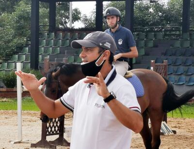 El instructor brasileño Denis Gouvea dando indicaciones. En el fondo el jinete Martín Vera. (Gentileza)