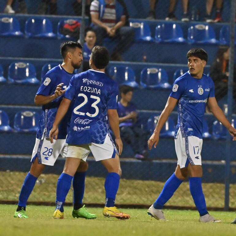 Marcelo Estigarribia tras anotar de cabeza el primer gol de la noche entre Sol de América y General Caballero.