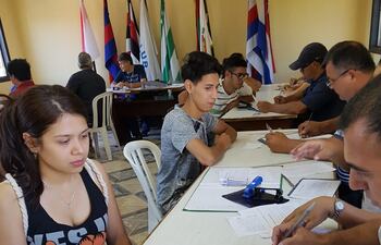 Jóvenes se inscriben en el Registro Cívico Permanente, este domingo en Mariano Roque Alonso.