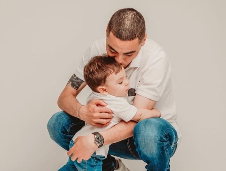 Padre e hijo en una postal llena de amor. Miguel Almirón y Francesco. (Instagram/Alexia Notto)