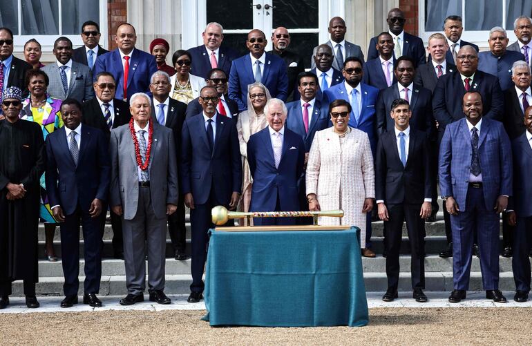 El rey Carlos III (C), flanqueado por el presidente de Uganda Paul Kagame, la secretaria general de la Commonwealth Patricia Scotland  y el primer ministro británico Rishi Sunak, en una foto grupal con otros líderes de la Commonwealth en la casa Marlborough, en Londres. 