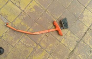 Hasta palos de escoba usan como arma para delinquir. El ataque ocurrió en el barrio Herrera de Asunción.