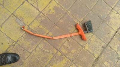 Hasta palos de escoba usan como arma para delinquir. El ataque ocurrió en el barrio Herrera de Asunción.