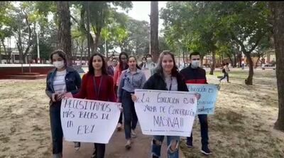Un grupo de jóvenes decidieron marchar por el centro de la ciudad para exigir a las autoridades la ampliación del cupo de las becas para los estudiantes universitarios, especialmente del campo.