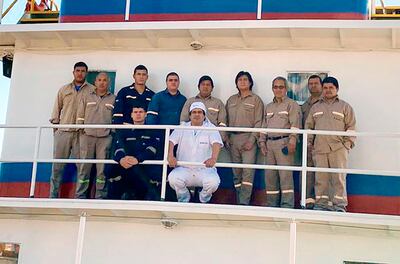 Parte de los 13 tripulantes del remolcador Lady M., que están “varados desde principios de este año en Puerto Ramallo, Argentina.