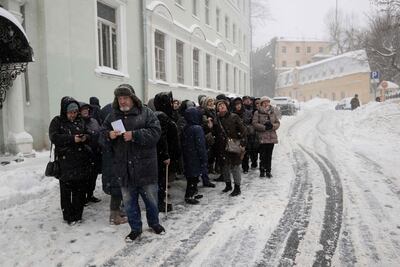 Un grupo de turistas pasea bajo la nieve en el centro de Moscú, Rusia.