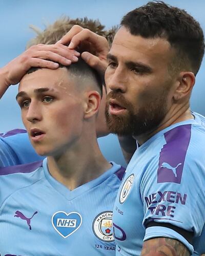 El argentino Nicolás Otamendi congratula a Phil Foden, autor de dos anotaciones del City.