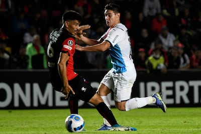 Paolo Goltz (i), defensor de Colón de Santa Fe, pelea con Fernando Romero, delantero de Cerro Porteño, en el partido por el Grupo G de la Copa Libertadores 2022.