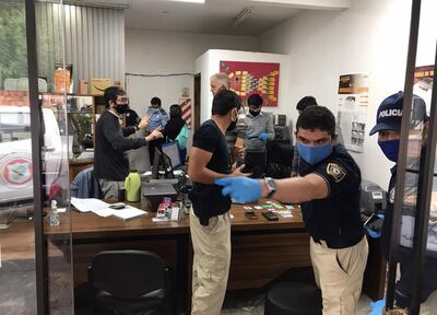 El fiscal Marcelo Pecci (d) encara a uno de los encargados de la firma intervenida en Fdo. de la Mora y luego dispuso su arresto.