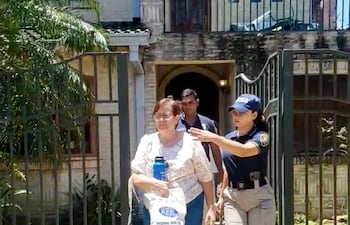 La exfiscala Graciela Carolina Bogado Morel sale detenida de su casa de Fernando de la Mora.