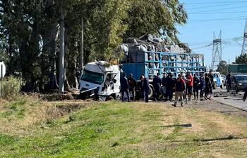 El camión que chocó contra el micro del plantel de Unión de Santa Fe.