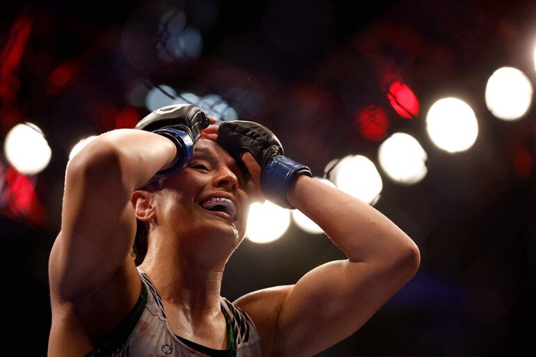 La mexicana Alexa Grasso venció a la kirguisa Valentina Shevchenko y se proclamó monarca del peso mosca femenino.