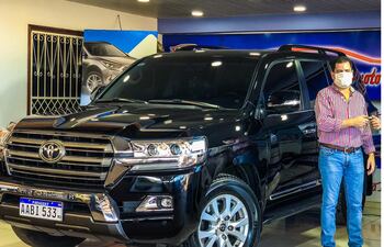 El funcionario del Indert, Fredy González, al recibir las llaves de su adquisición