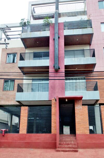 La policía indaga cómo pudieron ingresar los ladrones a este edificio, con portón magnético, rejas y de difícil acceso.
