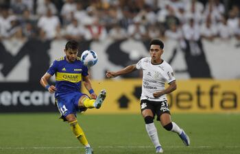 Óscar Romero (i), de Boca Juniors, despeja el balón ante la presencia de Eduardo Santos, de Corinthians. Ambos equipos se vuelven a enfrentar esta noche en la Bombonera.