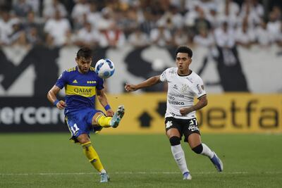 Óscar Romero (i), de Boca Juniors, despeja el balón ante la presencia de Eduardo Santos, de Corinthians. Ambos equipos se vuelven a enfrentar esta noche en la Bombonera.