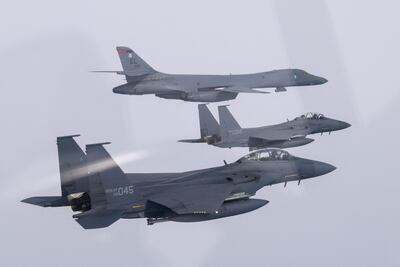 Bombarderos de la Fuerza Aérea Norteamericana B-1B bomber sobrevuelan sobre Corea del Sur junto con jets de la Fuerza Aérea Coreana,  F-15K.