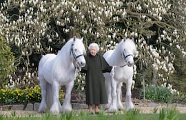 La reina Isabel II posa con sus ponis Fell Bybeck Nightingale (derecha) y Bybeck Katie (izquierda), como parte de las celebraciones por su cumpleaños número 96.